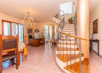 Scale - Villa Bifamiliare Via Carlo Cattaneo
 
119, Francofonte - foto 7