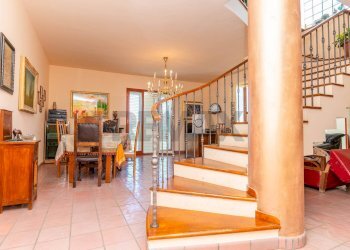 Scale - Villa Bifamiliare Via Carlo Cattaneo
 
119, Francofonte - foto 9