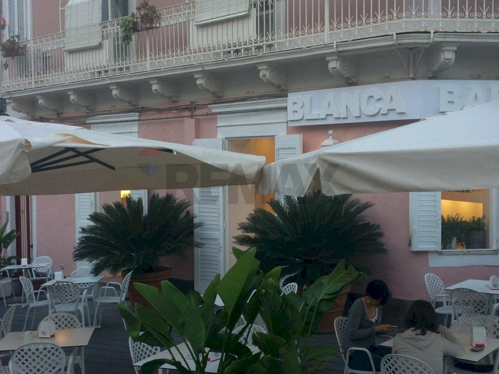 Edificio all\'aperto - Attività Commerciale Piazza Castello
 
17/18, Aci Castello - foto 1