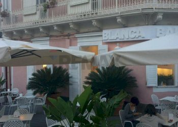 Edificio all\'aperto - Attività Commerciale Piazza Castello
 
17/18, Aci Castello - foto 1