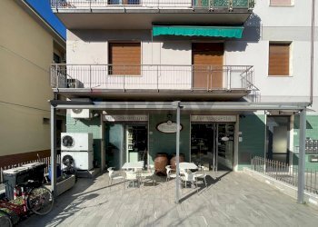 Edificio all\'aperto - Attività Commerciale viale Gramsci
 
65, San Giovanni Valdarno - foto 1