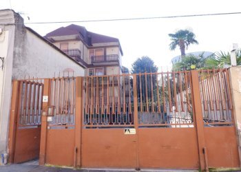 Cancello di ingresso - Four-room apartment Via Generoso Manna
 
31-33, Frignano - photo 36