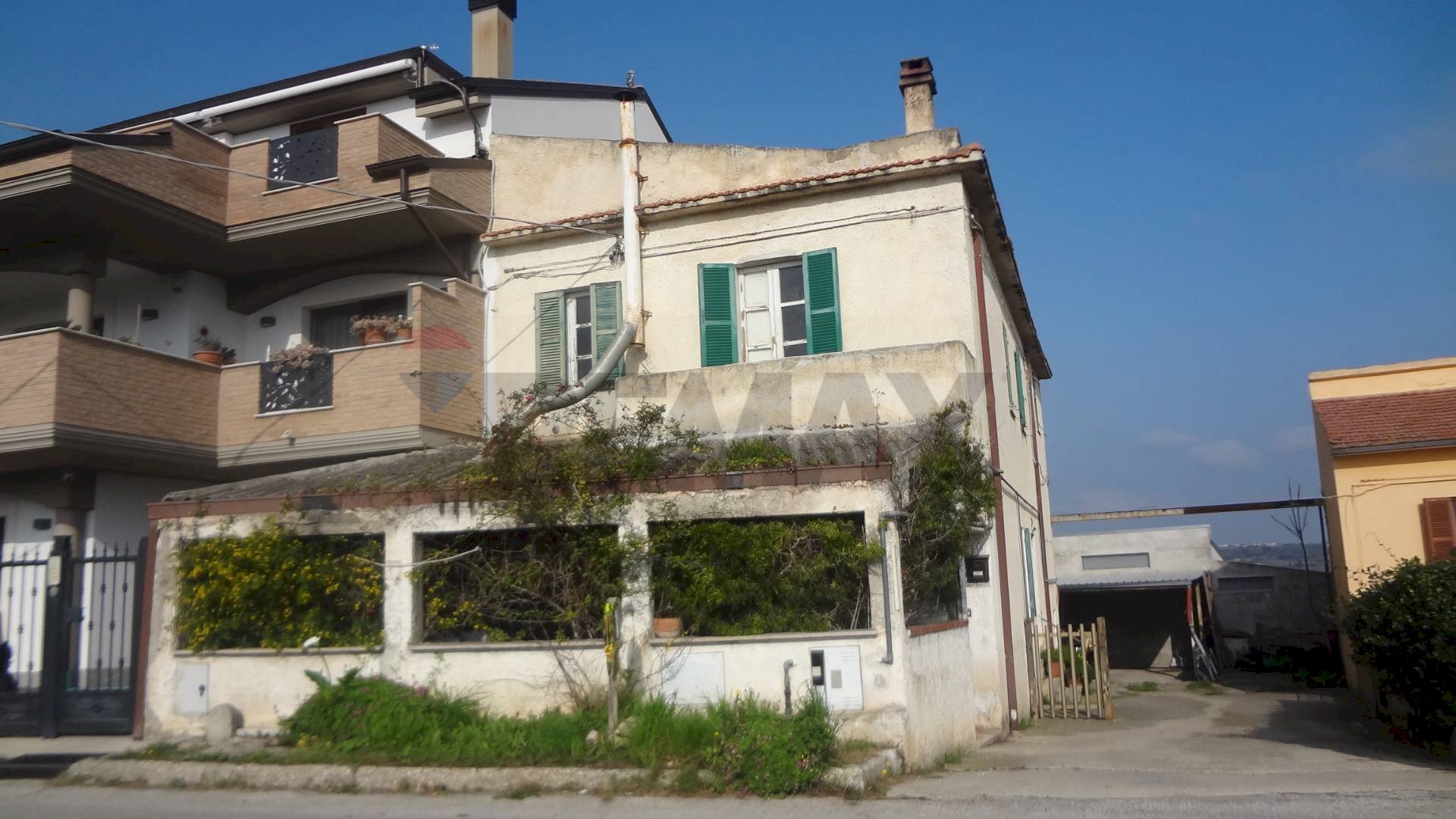 Edificio all\'aperto - Casa semi indipendente c/da Montupoli Avenna
 
42, Miglianico - foto 1