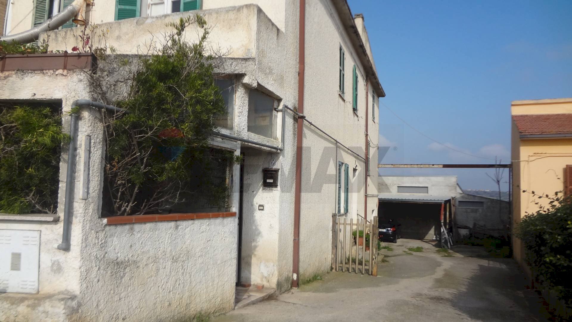 Edificio all\'aperto - Casa semi indipendente c/da Montupoli Avenna
 
42, Miglianico - foto 3