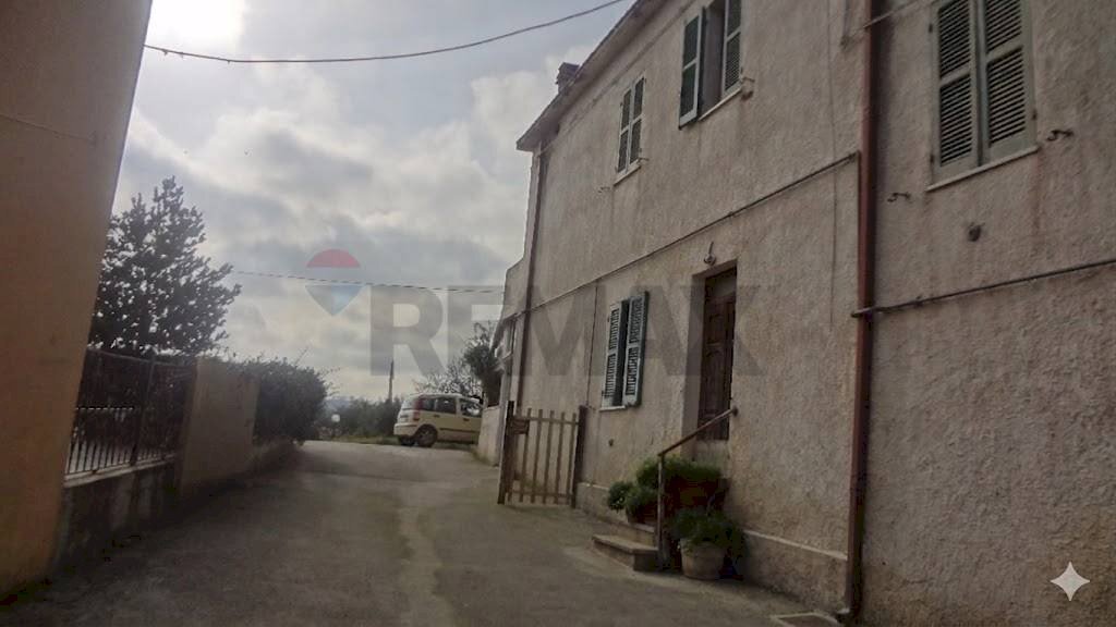 Edificio all\'aperto - Casa semi indipendente c/da Montupoli Avenna
 
42, Miglianico - foto 1
