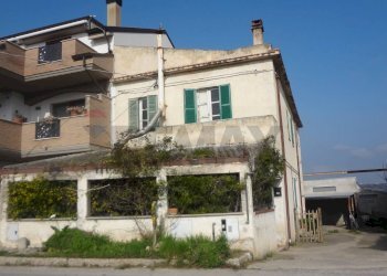 Edificio all\'aperto - Casa semi indipendente c/da Montupoli Avenna
 
42, Miglianico - foto 1