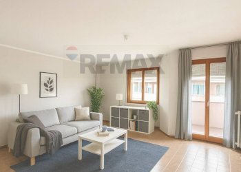 Soggiorno - Quadrilocale VIA SANT'AMBROGIO
 
19/A, Romentino - foto 5