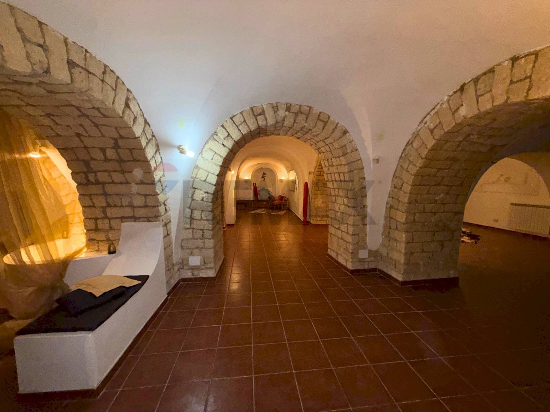 Cantina - Commercial Premises Via Salomone
 
65, Foggia - photo 2