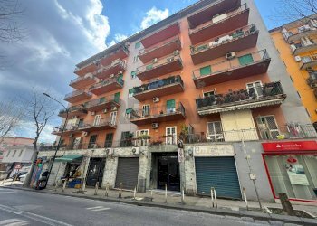 Edificio all\'aperto - Locale Commerciale Via Bernardo Cavallino
 
69, Napoli - foto 2