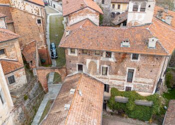 Edificio all\'aperto - Castello Buronzo - foto 2