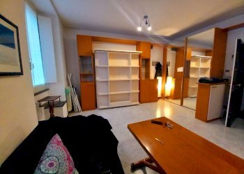 appartamento in locazione genova piazza da varagin - Apartment piazzetta Jacopo da Varagine, Genova (neighborhood Centro Storico) - photo 1