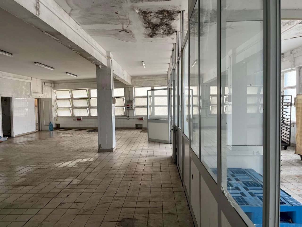 fondo locale commerciale in vendita genova staglie - Shed via Tortona, Genova (neighborhood Staglieno) - photo 2