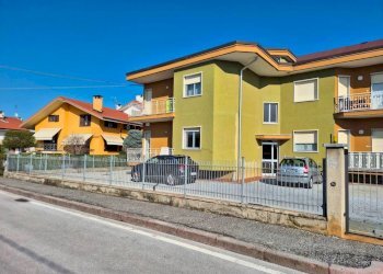 Facciata - Quadrilocale via dei Lerda, 18, frazione Madonna Delle Grazie, Cuneo - foto 1