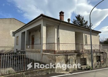 Facciata - Villa via G. Garibaldi, 205, Torre De' Passeri - foto 2