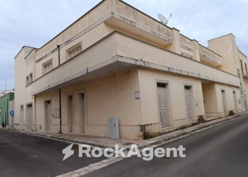 Facciata - Appartamento via Regina Elena, 25, Trepuzzi - foto 2