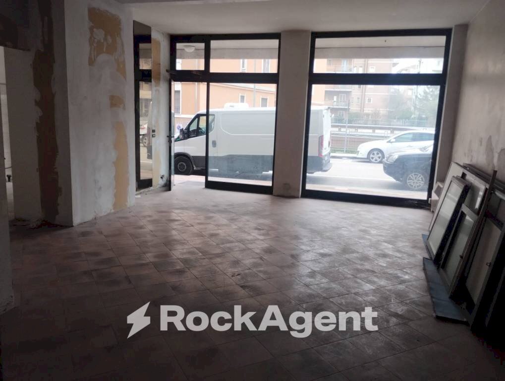 Interno non residenziale - Negozio via W.A Mozart, Mantova - foto 2