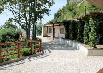 Cortile interno - Attività Commerciale via Aldo Moro, 1, Furore - foto 2