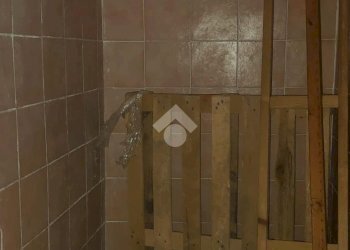 Shop Via di san bernardo, Genova (neighborhood Centro Storico) - photo 8