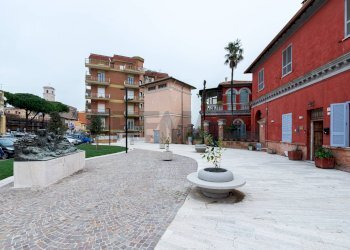 Edificio all\'aperto - Quadrilocale PIAZZA MARTIRI DELLA LIBERTA'
 
5, Monterotondo - foto 3