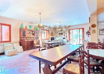 Sala da pranzo - Villa via tenente scuderi
 
4, 6, Zafferana Etnea - photo 13