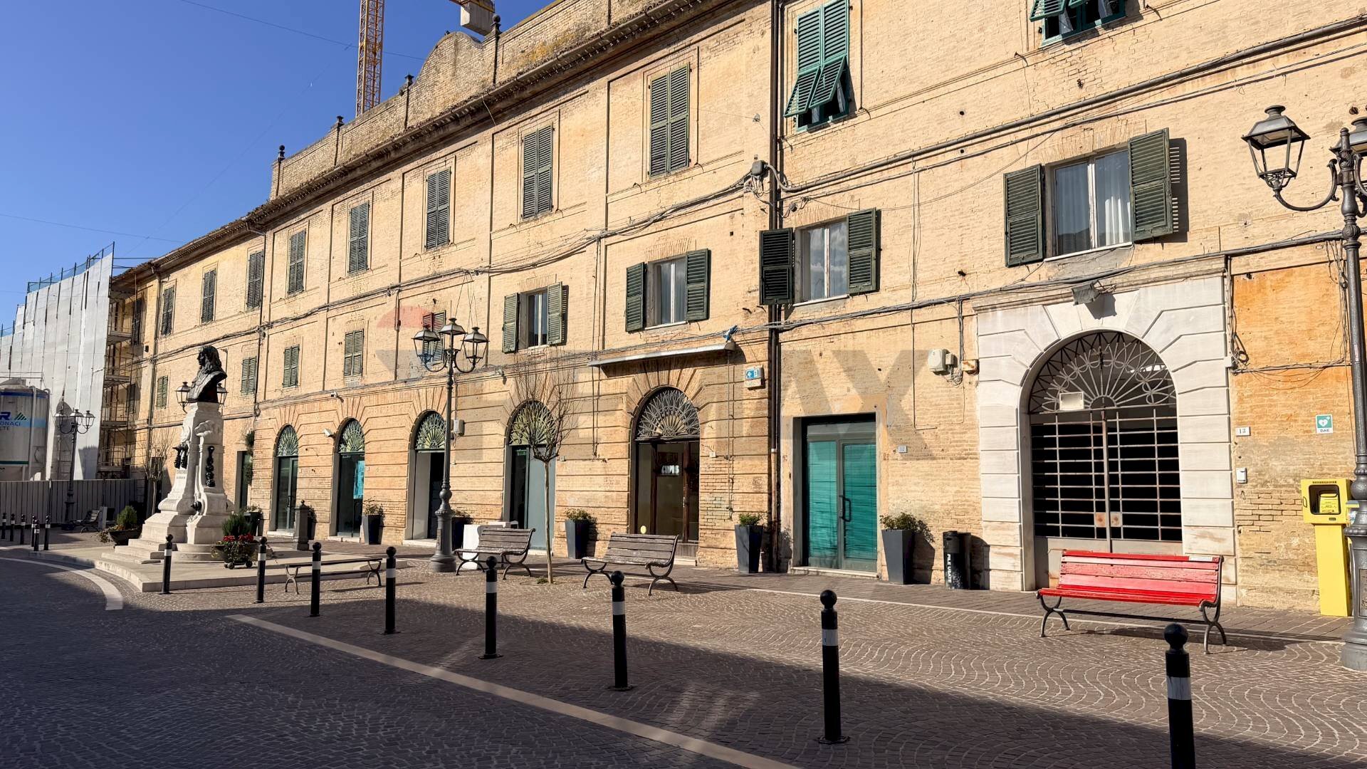 Edificio all\'aperto - Negozio Piazza Roma
 
13, Camerano - foto 1