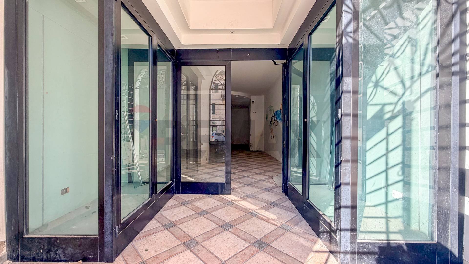 Ricezione / Lobby - Negozio Piazza Roma
 
13, Camerano - foto 2