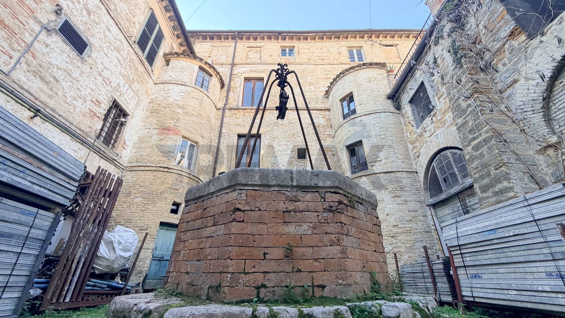 Edificio all\'aperto - Negozio Piazza Roma
 
13, Camerano - foto 3