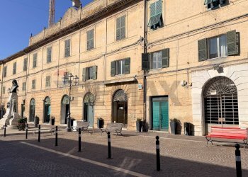 Edificio all\'aperto - Negozio Piazza Roma
 
13, Camerano - foto 1