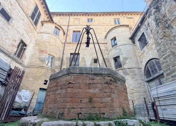 Edificio all\'aperto - Negozio Piazza Roma
 
13, Camerano - foto 3