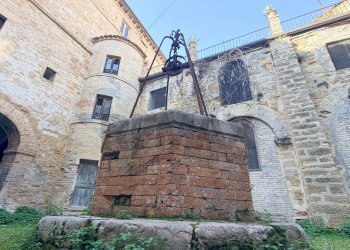 Edificio all\'aperto - Negozio Piazza Roma
 
13, Camerano - foto 12