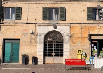Edificio all\'aperto - Negozio Piazza Roma
 
13, Camerano - foto 13