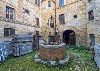 Edificio all\'aperto - Negozio Piazza Roma
 
13, Camerano - foto 16