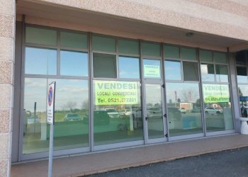 Facciata - Negozio via Robert Koch, 11, Parma - foto 1