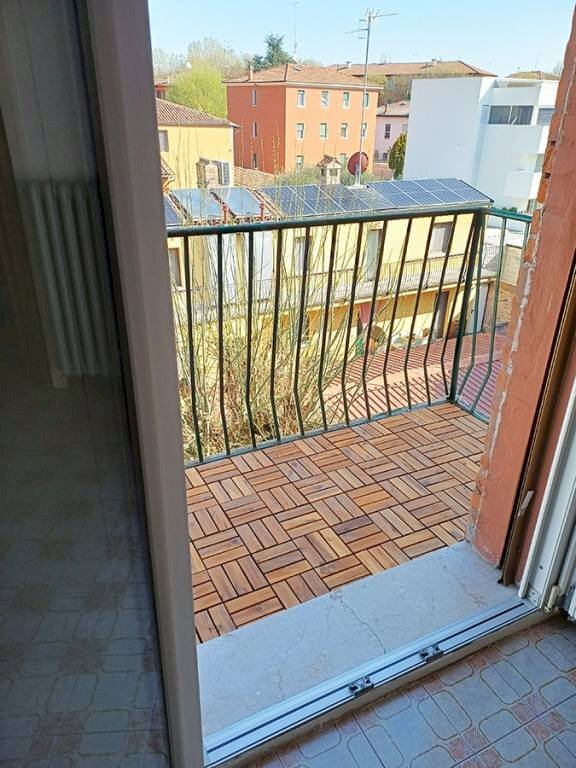 Balcone - Trilocale via del Sole, 3, Bologna (zona Corticella) - foto 3