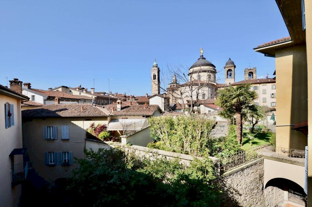 Vista - Bilocale piazza Mercato delle Scarpe, Bergamo (zona Città Alta) - foto 2