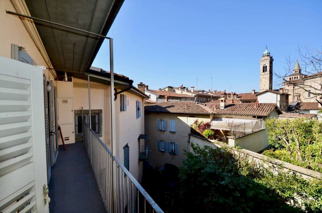 Vista - Bilocale piazza Mercato delle Scarpe, Bergamo (zona Città Alta) - foto 1