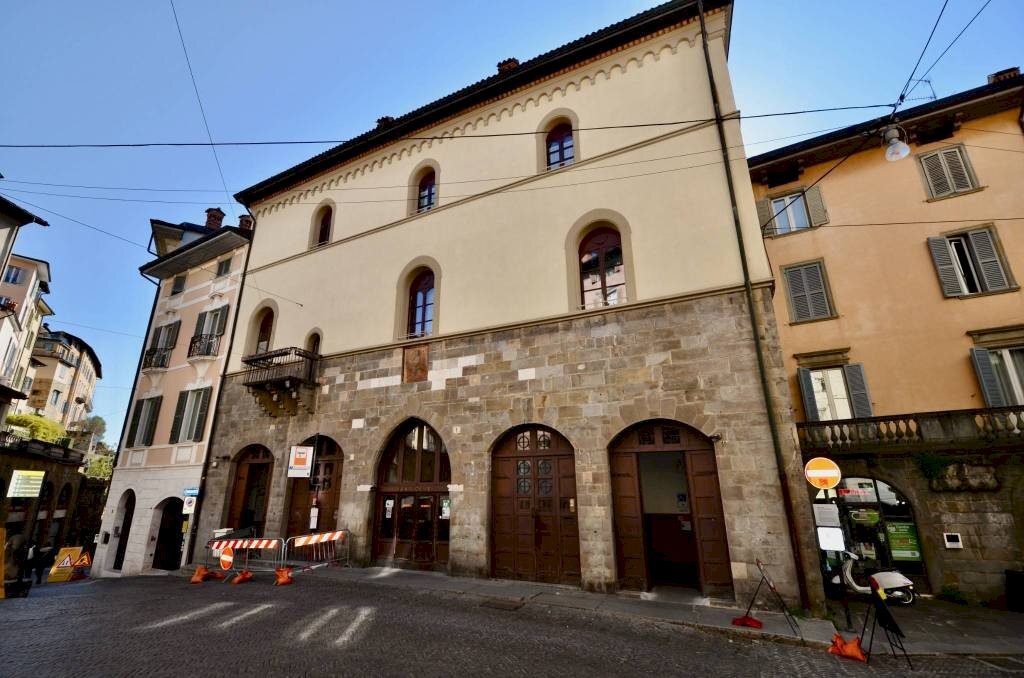 Facciata - Bilocale piazza Mercato delle Scarpe, Bergamo (zona Città Alta) - foto 2