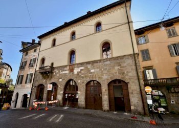 Facciata - Bilocale piazza Mercato delle Scarpe, Bergamo (zona Città Alta) - foto 2