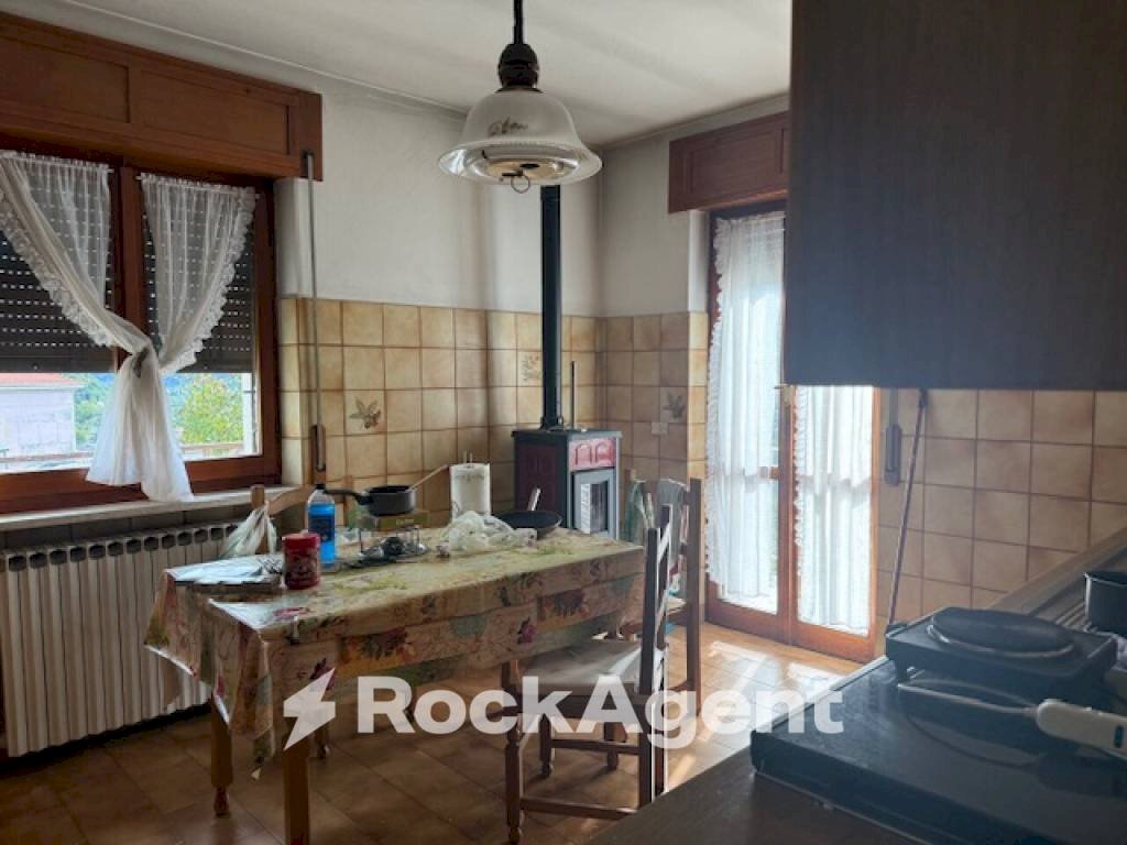 Cucina - Casa indipendente via Terroni Domenico, Borgo Val di Taro - foto 3