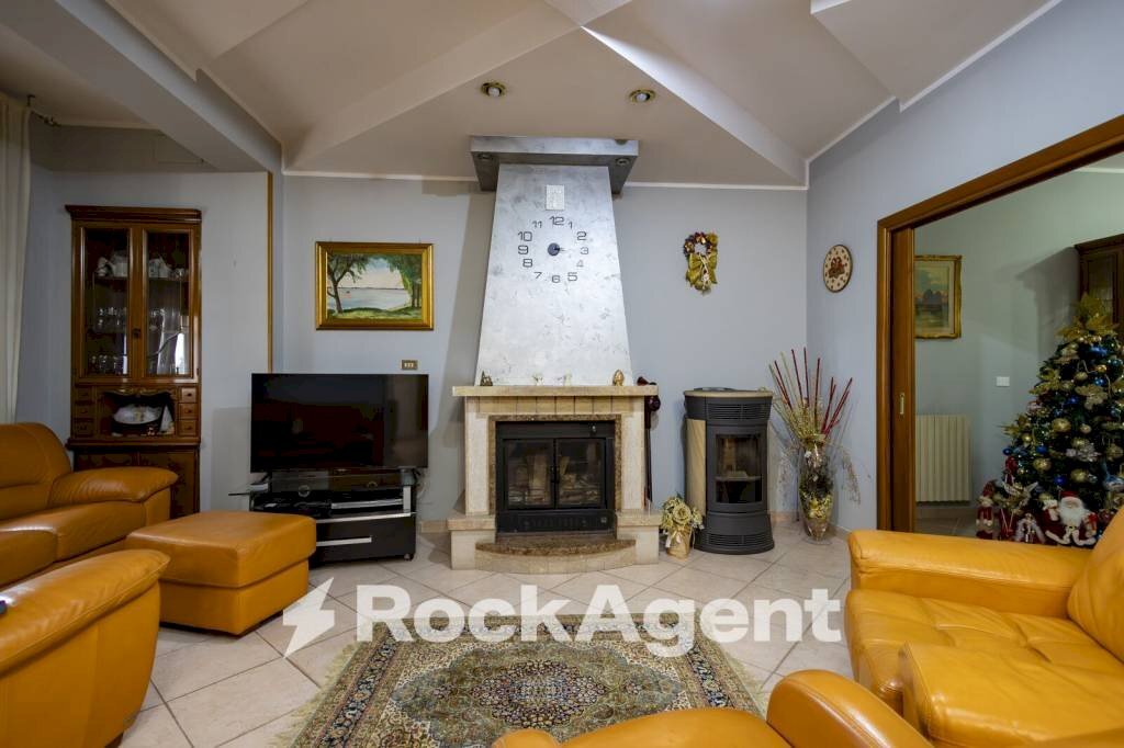 Salone - Villa contrada Roccani, 59, Simeri Crichi - photo 3