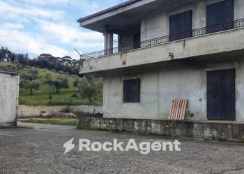 Facciata - Stable - Palace strada Statale 107 Silana Crotonese, Rende - photo 20