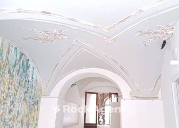 Interno palazzo - Shop via Gisira, 54, Catania - photo 3