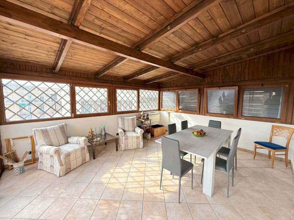 Soggiorno - Attico via Gian Luca Squarcialupo, 20, Roma - foto 2