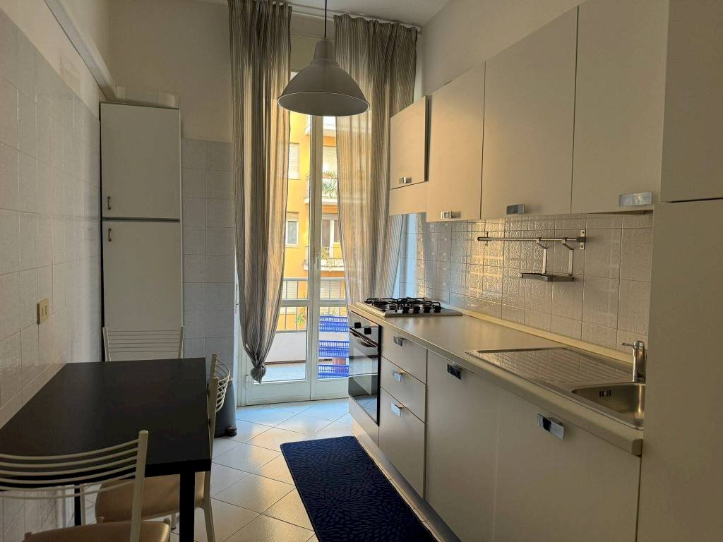 Cucina - Appartamento via Lucrino, 41, Roma - foto 2