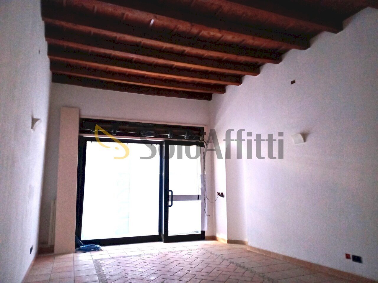 soffitto con travi a vista - Locale Commerciale Via Giovanni Giussani 2, Nova Milanese - foto 1