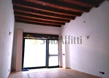 soffitto con travi a vista - Locale Commerciale Via Giovanni Giussani 2, Nova Milanese - foto 1