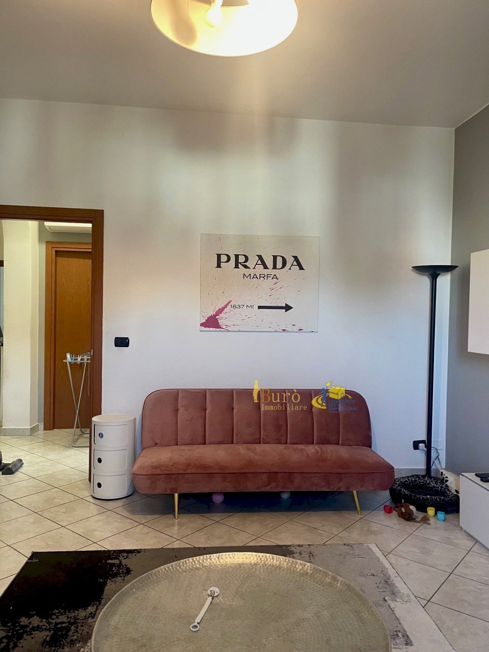 divano nel soggiorno.jpeg - Trilocale Via M. Jacchia 4, Parma (zona Montanara) - foto 1