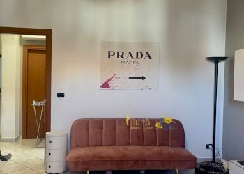 divano nel soggiorno.jpeg - Trilocale Via M. Jacchia 4, Parma (zona Montanara) - foto 1