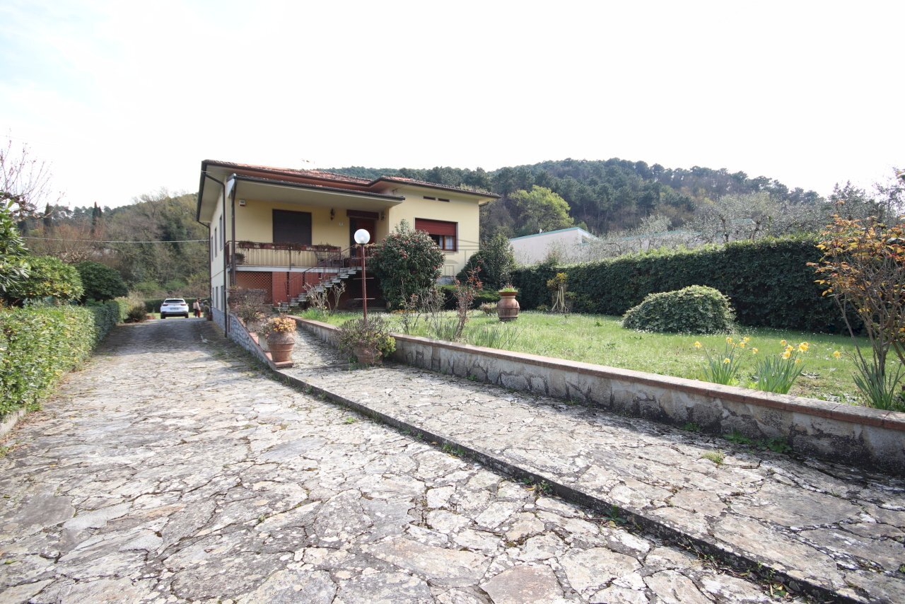 Villa singola divisa in 2 appartamenti - IA04201 ( - Villa Via Capo di Vico 3A, Lucca - foto 1