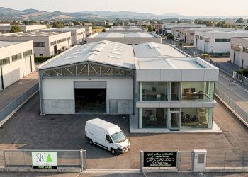 Nano Banana 2 Photorealistic industrial warehouse - Capannone Carrara - foto 2